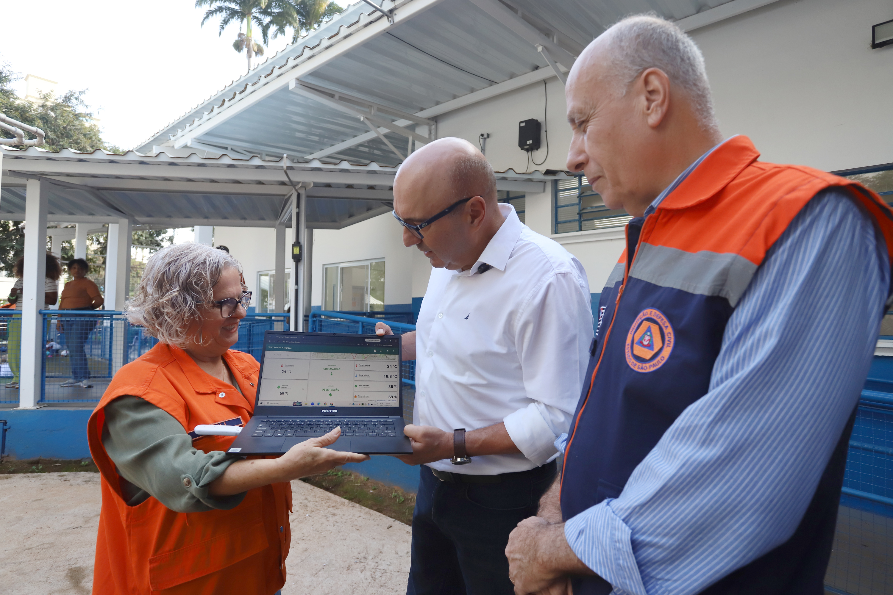Prefeito Dário Saadi conhece detalhes do funcionamento da estação meteorológica instalada no CEI Dr. Perseu Leite de Barros, na Vila Itapura