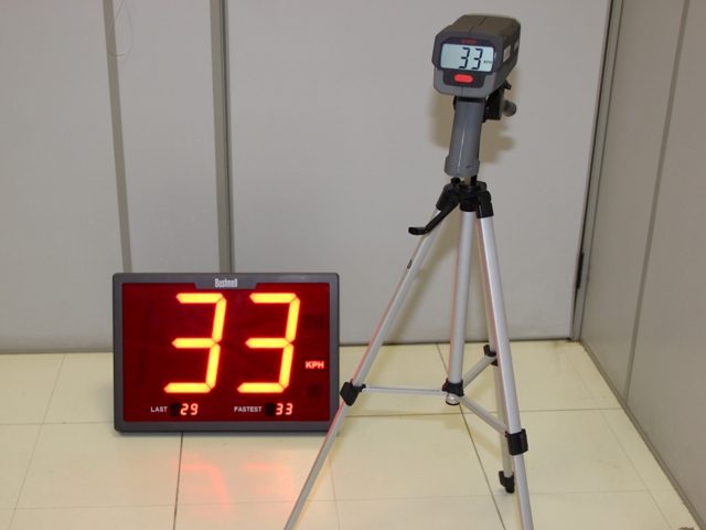 Aparelho se chama speedgun para medir velocidade 