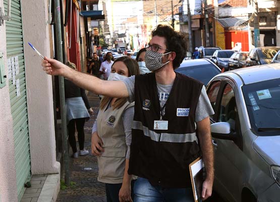 Lojas em várias regiões da cidade foram fiscalizadas