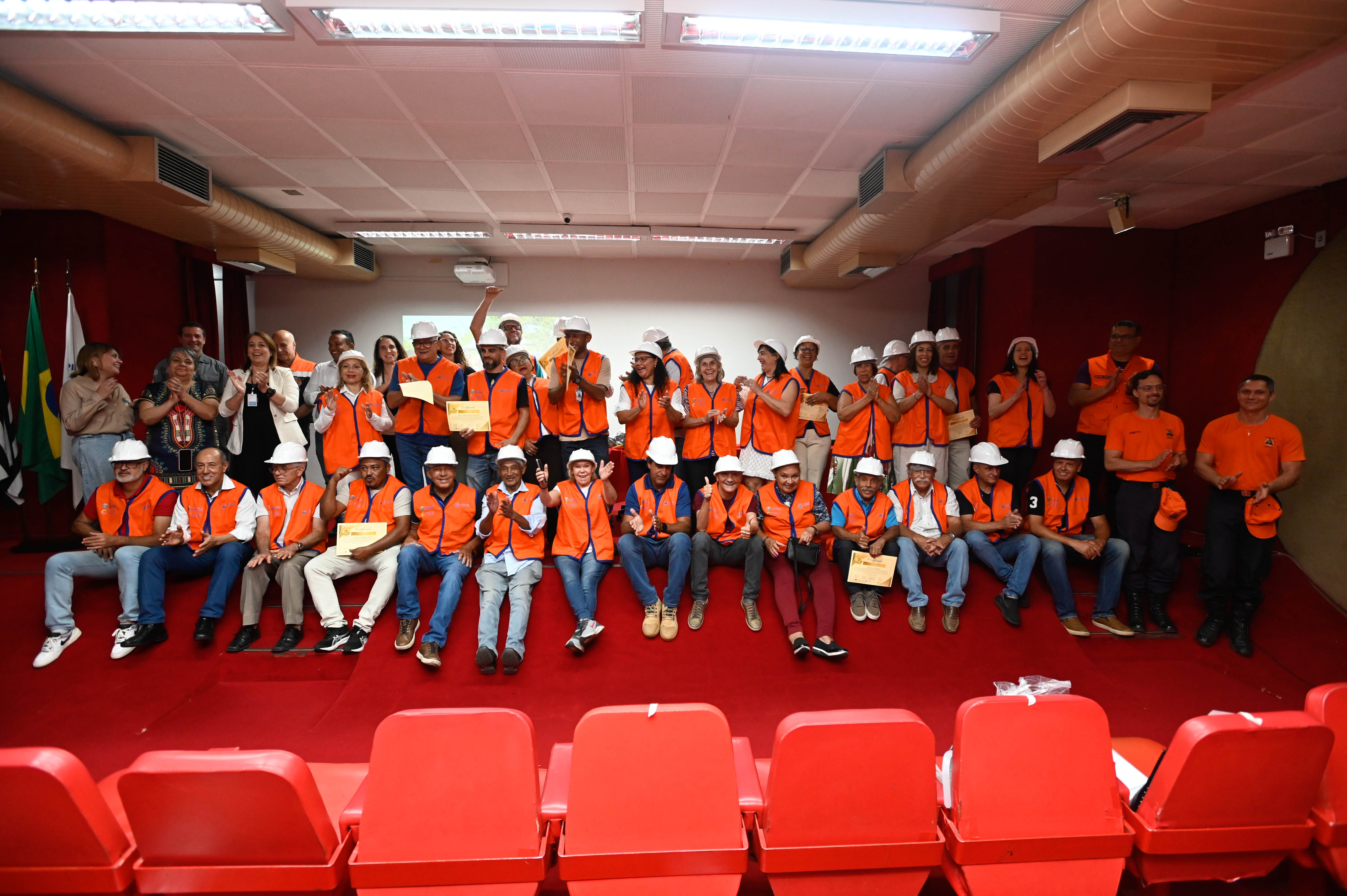 Primeira turma de equipe comunitária se formou em abril deste ano e recebeu kits de EPI e certificados