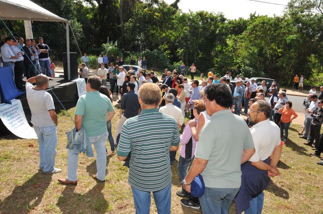 Moradores participam da cerimômia de assinatura