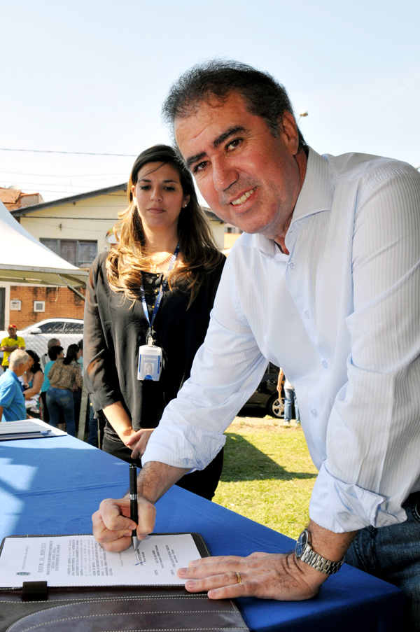 Prefeito assina Ordem de Serviço