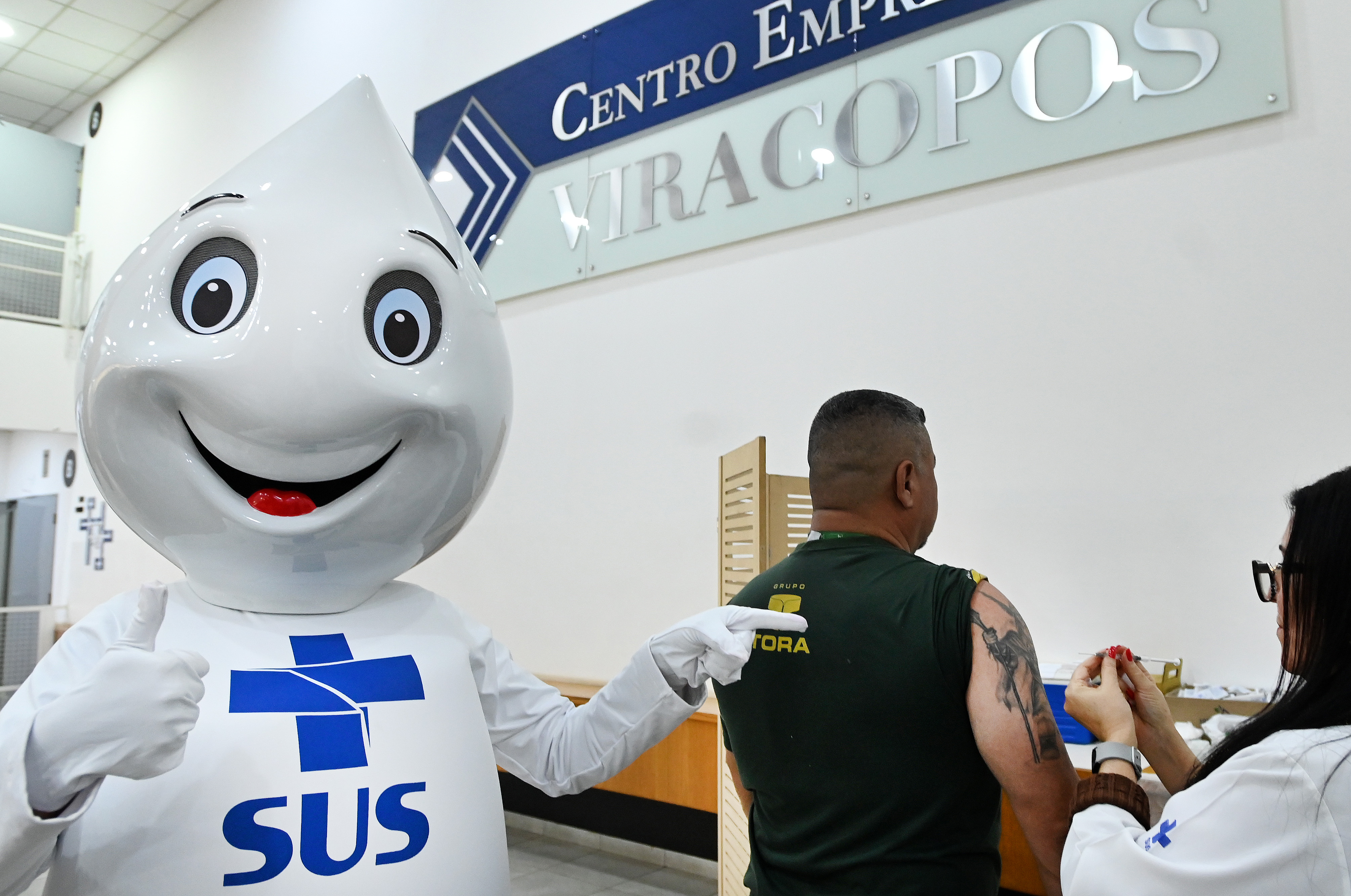 Secretaria de Saúde de Campinas deu início, na manhã esta segunda-feira, 15, à vacinação no Aeroporto Internacional de Viracopos; ação continua nesta terça