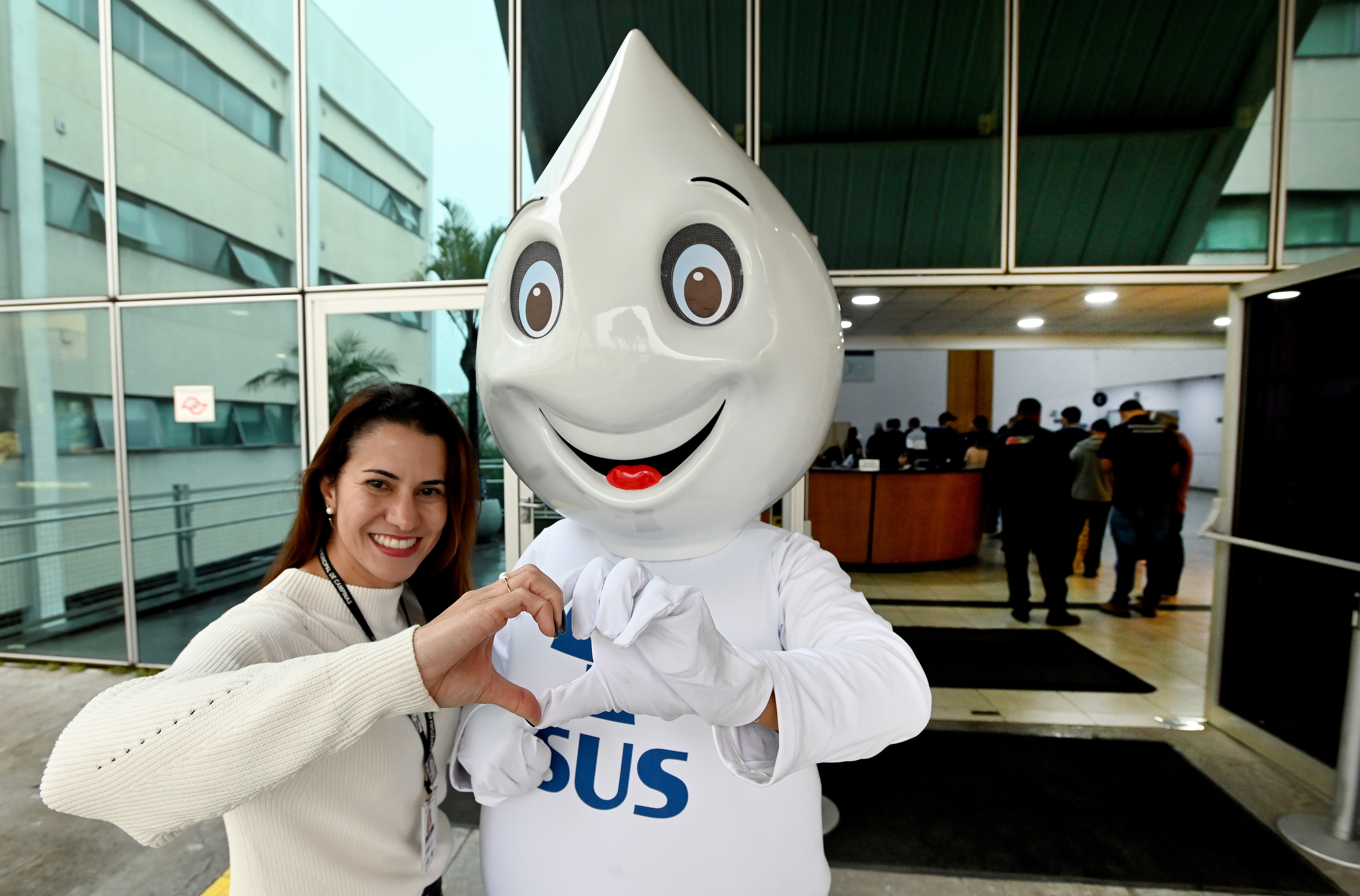 Chaúla Vizelli, coordenadora do programa de Imunização, com o Zé Gotinha, destaca: "Trazer a vacinação para o aeroporto permite que trabalhadores e passageiros tenham a oportunidade de se proteger"