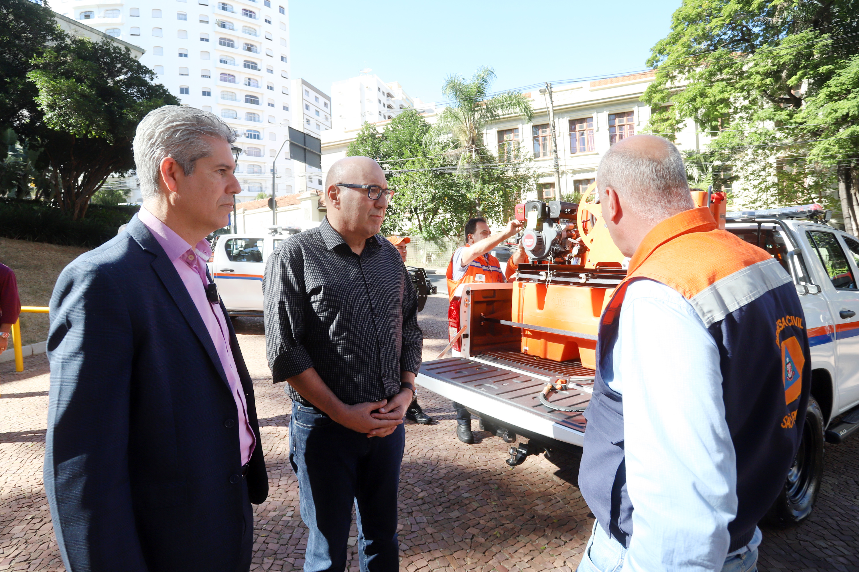 Sidnei Furtado da Defesa Civil mostrou como funciona a bomba para o prefeito e o vereador Magoga