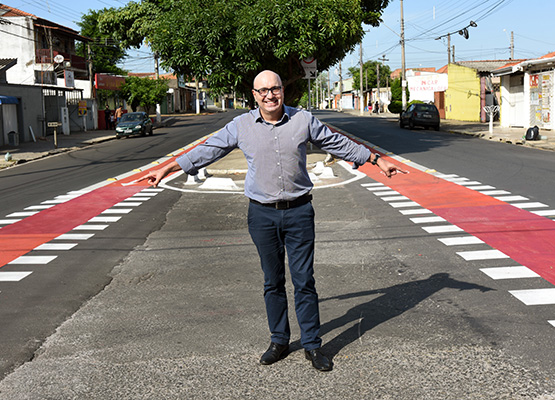 Prefeito em frente à placa da Ciclovia