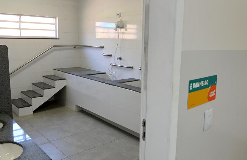 Banheiro é projetado para o banho das crianças