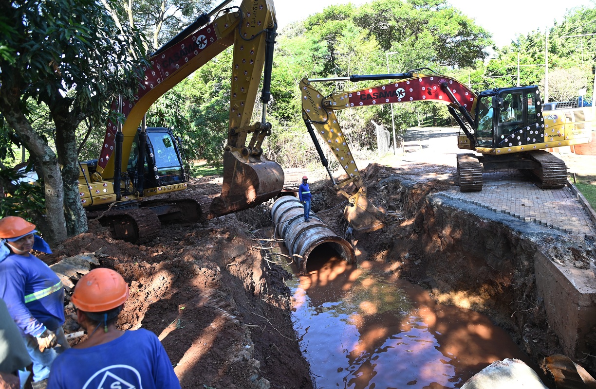 Equipes realizam a substituição de aproximadamente 20 metros de tubulação de aço