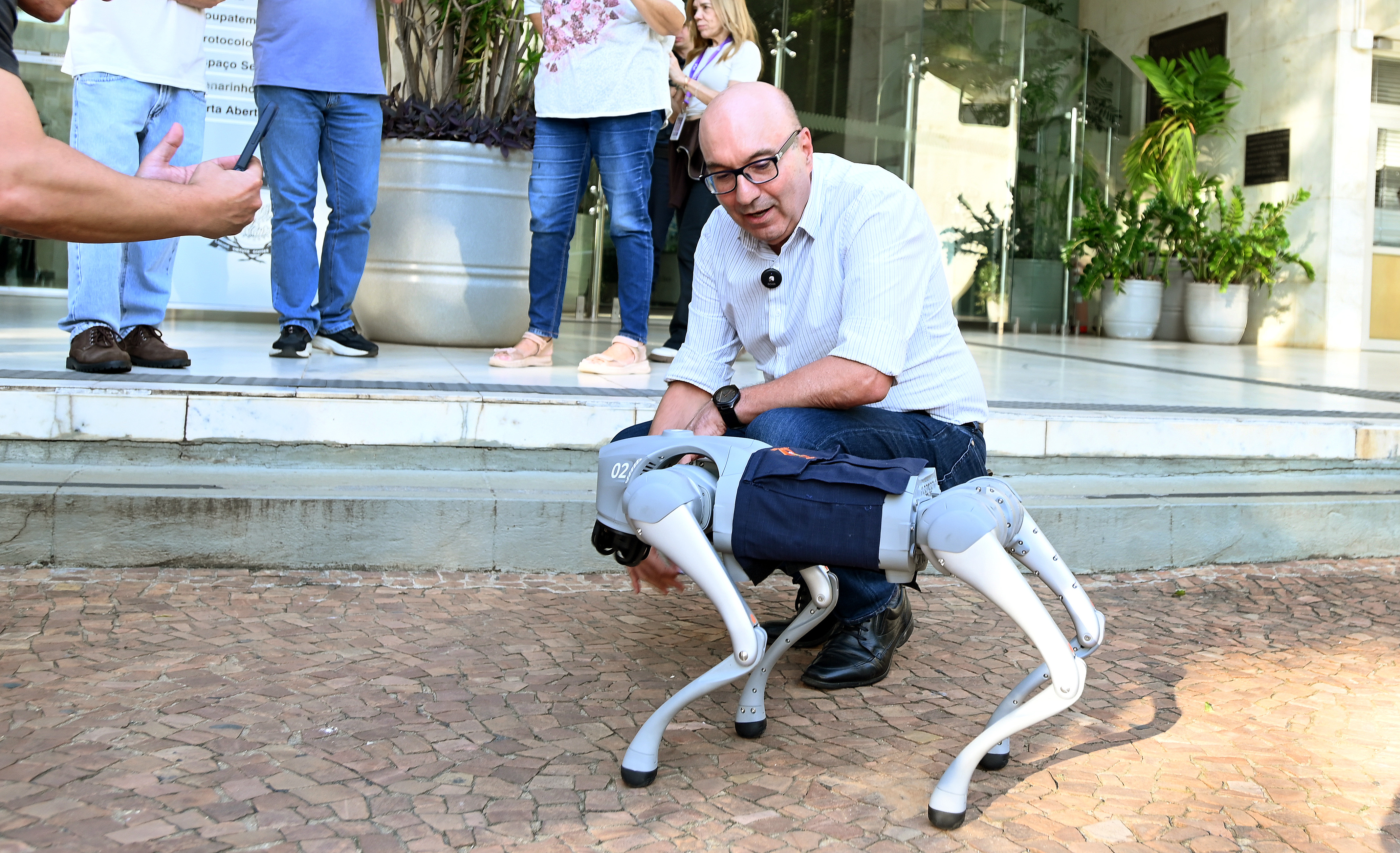 Prefeito Dário Saadi destacou a importância do cão robô como aliado na proteção das equipes da Defesa Civil de Campinas