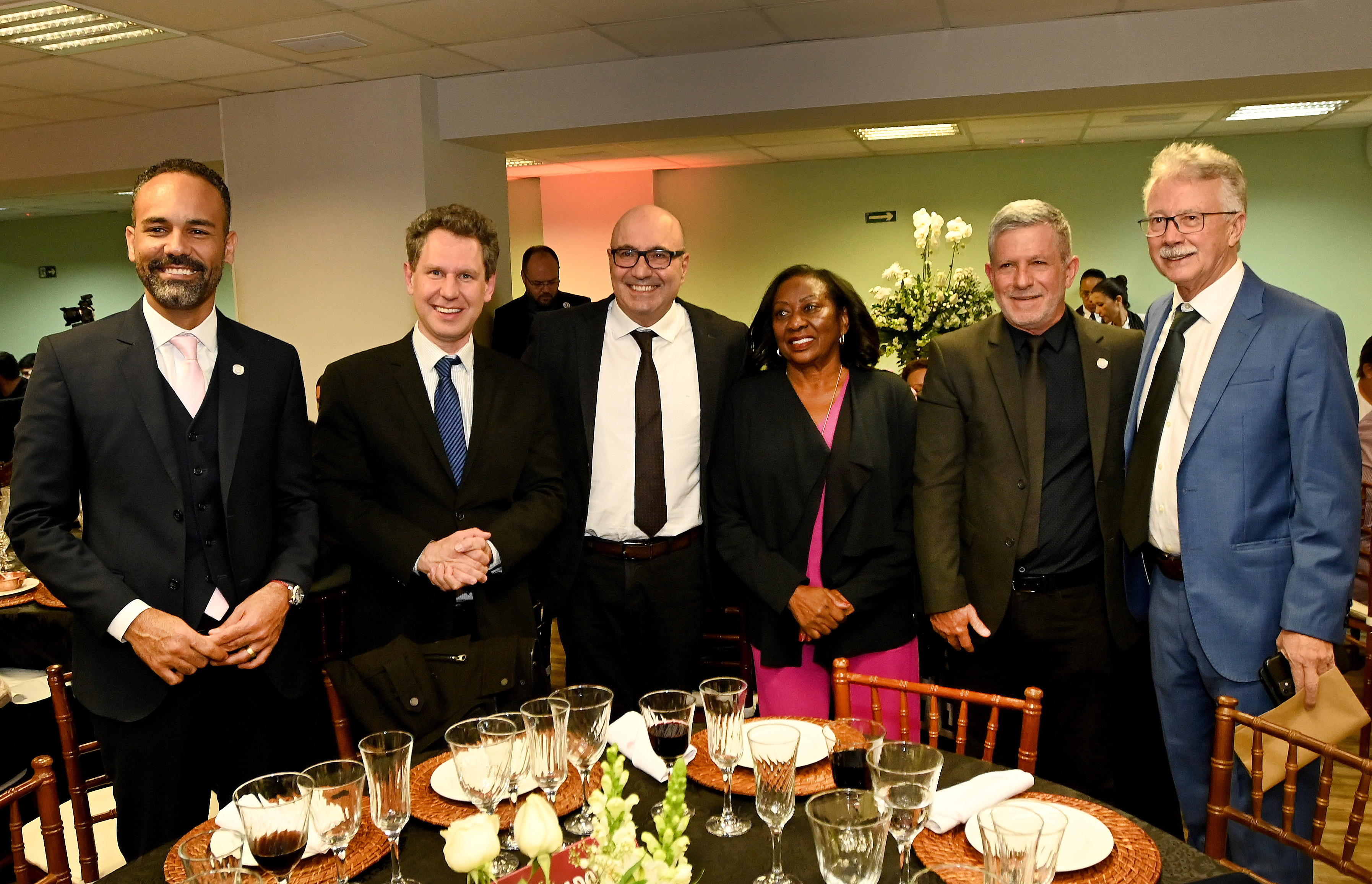 Além do prefeito, diversas autoridades participaram da cerimônia de posse da nova diretoria do Sinsaúde