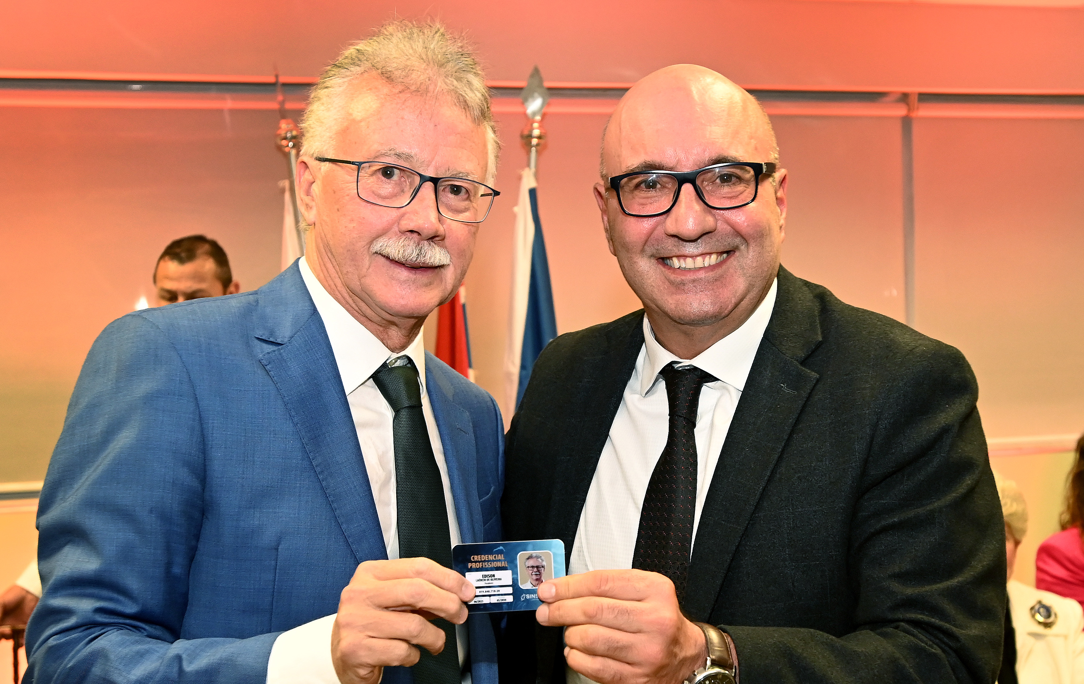 Prefeito fez a entrega da credencial ao novo presidente, Edison de Oliveira