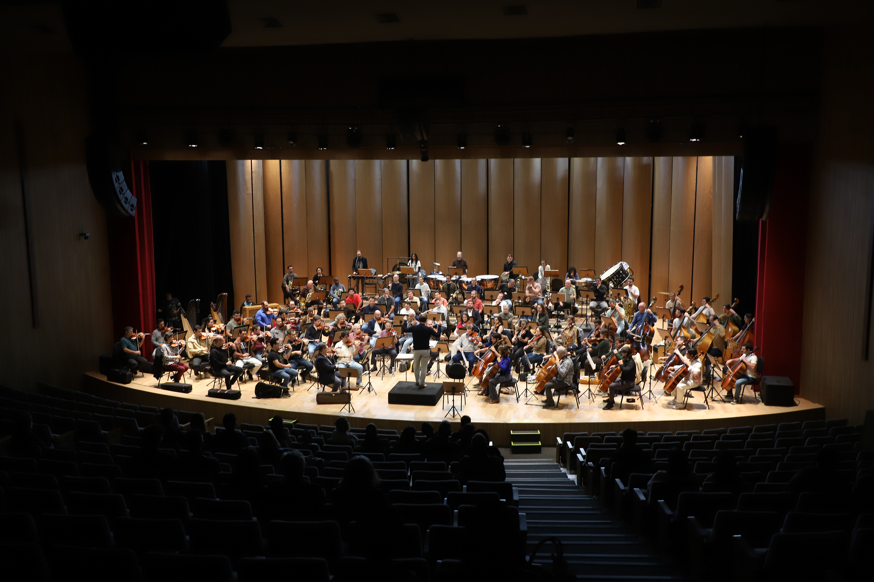 No programa, a orquestra apresenta “Toada à Moda Paulista”, de Camargo Guarnieri; “Concerto para Violino”, de Mendelssohn; e “Sinfonia n°2”, de Brahms