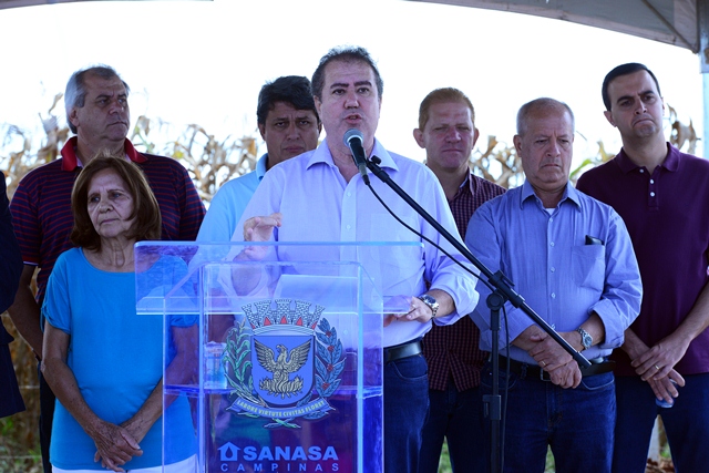 Prefeito fala aos presentes