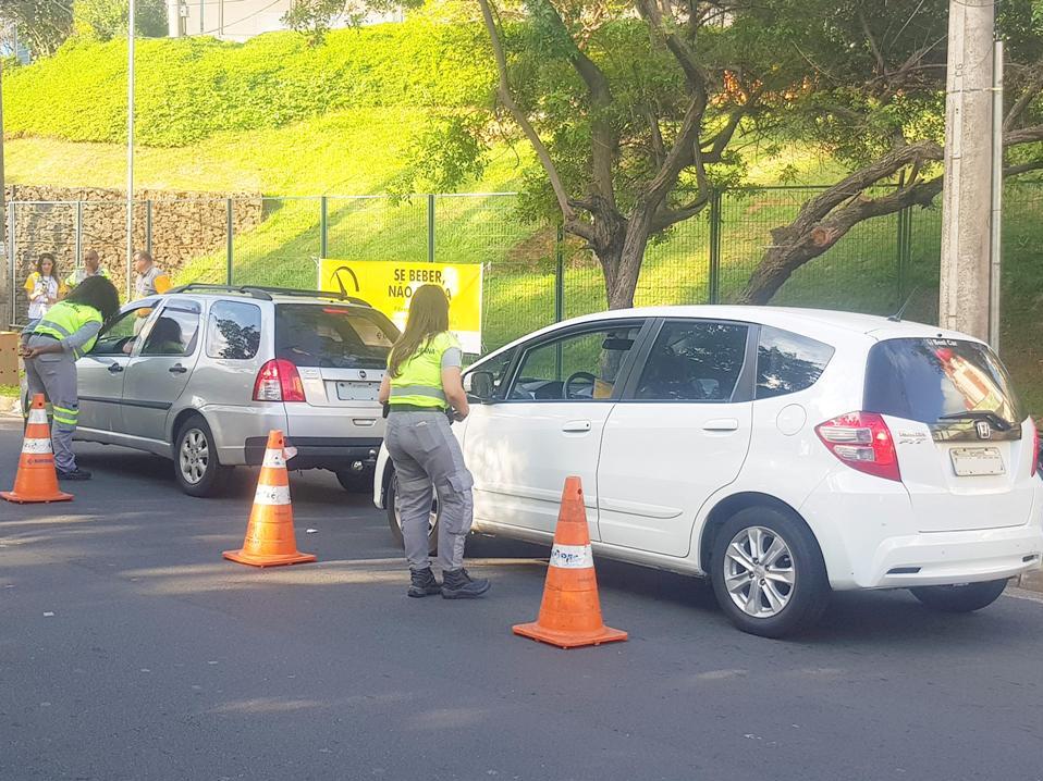 Fluxo de carros foi dirigido para receber rosas e folhetos dos agentes