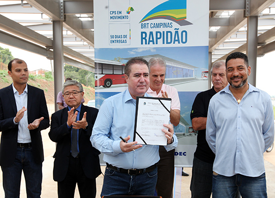 Prefeito assina ordem de serviço para quatro estações