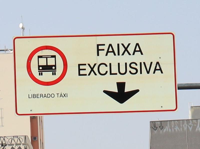 Transitar em faixas exclusivas para ônibus é infração de trânsito gravíssima pelo Código de Trânsito Brasileiro (CTB)