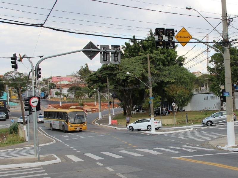 Tecnologia ajusta o funcionamento dos semáforos à demanda de carros, evitando esperas desnecessárias e ampliando a fluidez viária