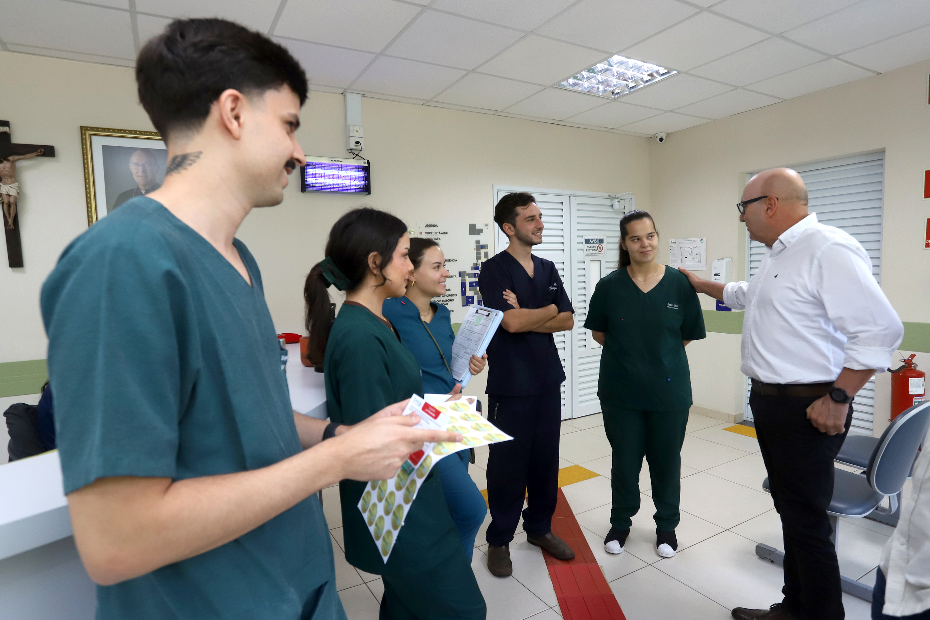 Prefeito Dário Saadi acompanhou o primeiro dia de atendimento dos animais levados pelo Samu Animal e conversou com a equipe 