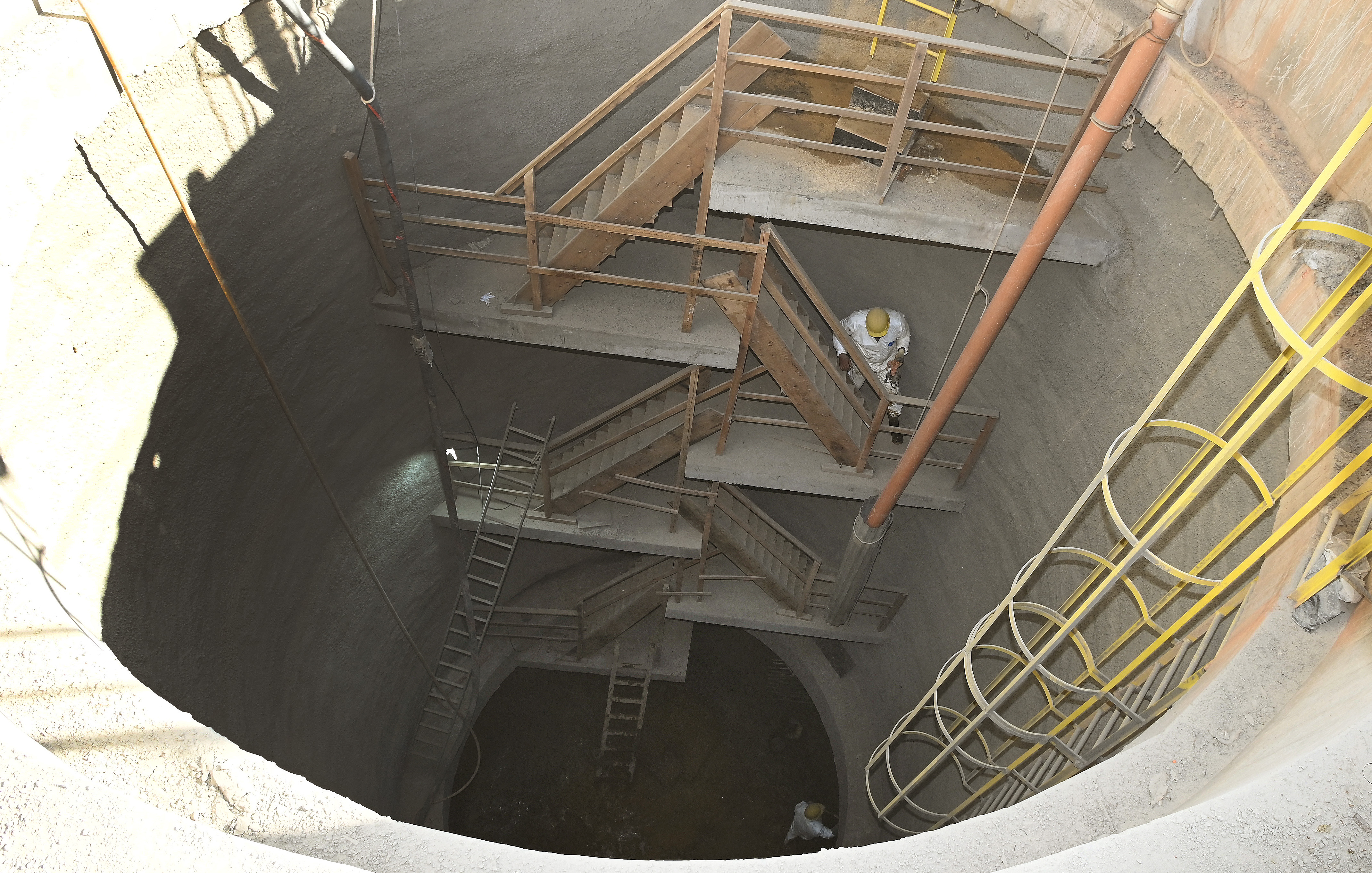 Os "poços de ataque" são aberturas verticais essenciais para a construção e manutenção de redes subterrâneas