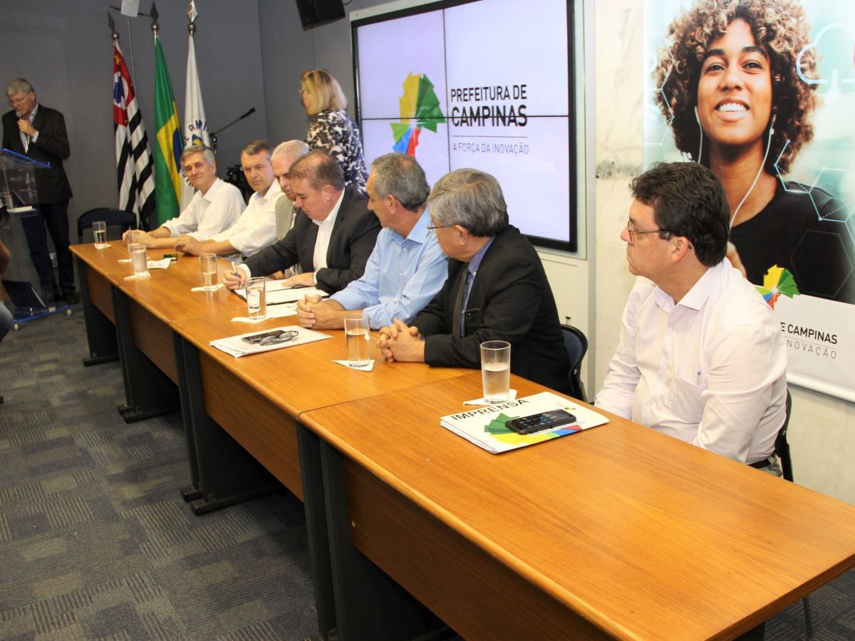 Prefeito assina documento que institui o plano