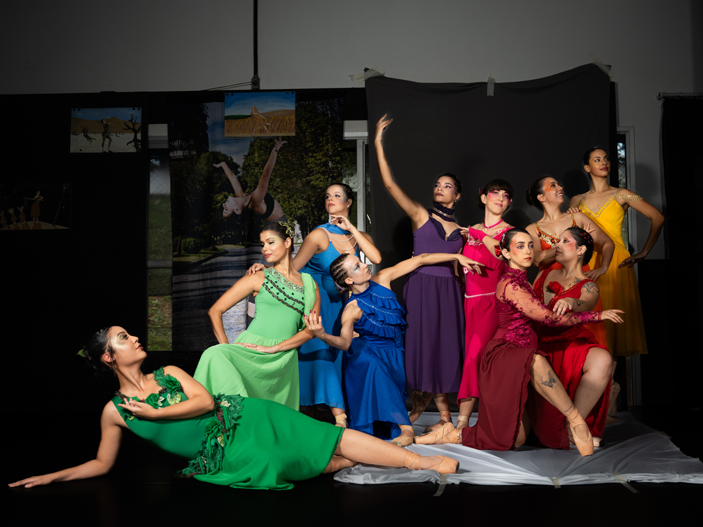 Apresentações reúnem diferentes estilos de dança, incluindo jazz e ballet neoclássico, explorando movimentos, músicas e narrativas que representam emoções, personalidades e formas distintas de existir