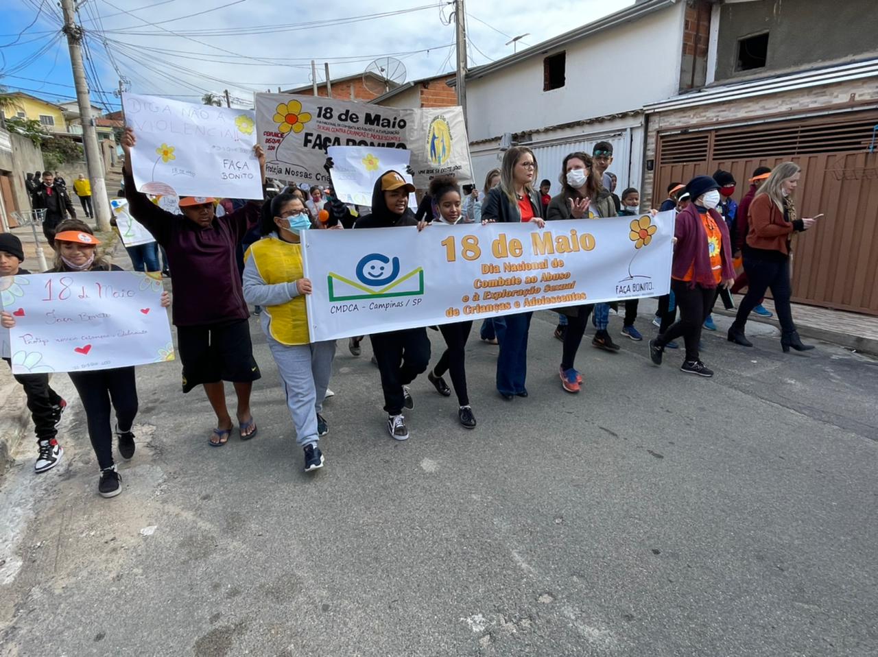 Secretária de Assistência Social (de blusa vermelha) participa de passeata para divulgar o movimento