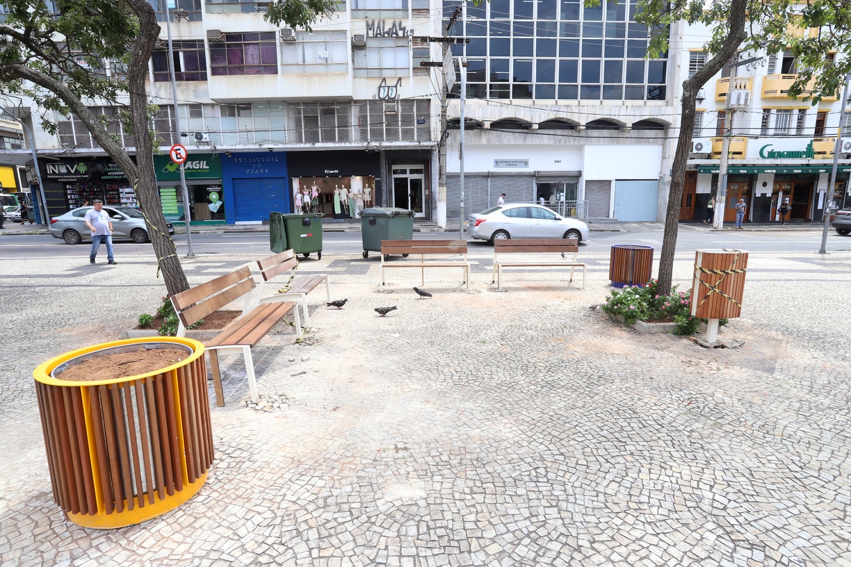 Mobiliário se integra à arquitetura histórica das praças 
