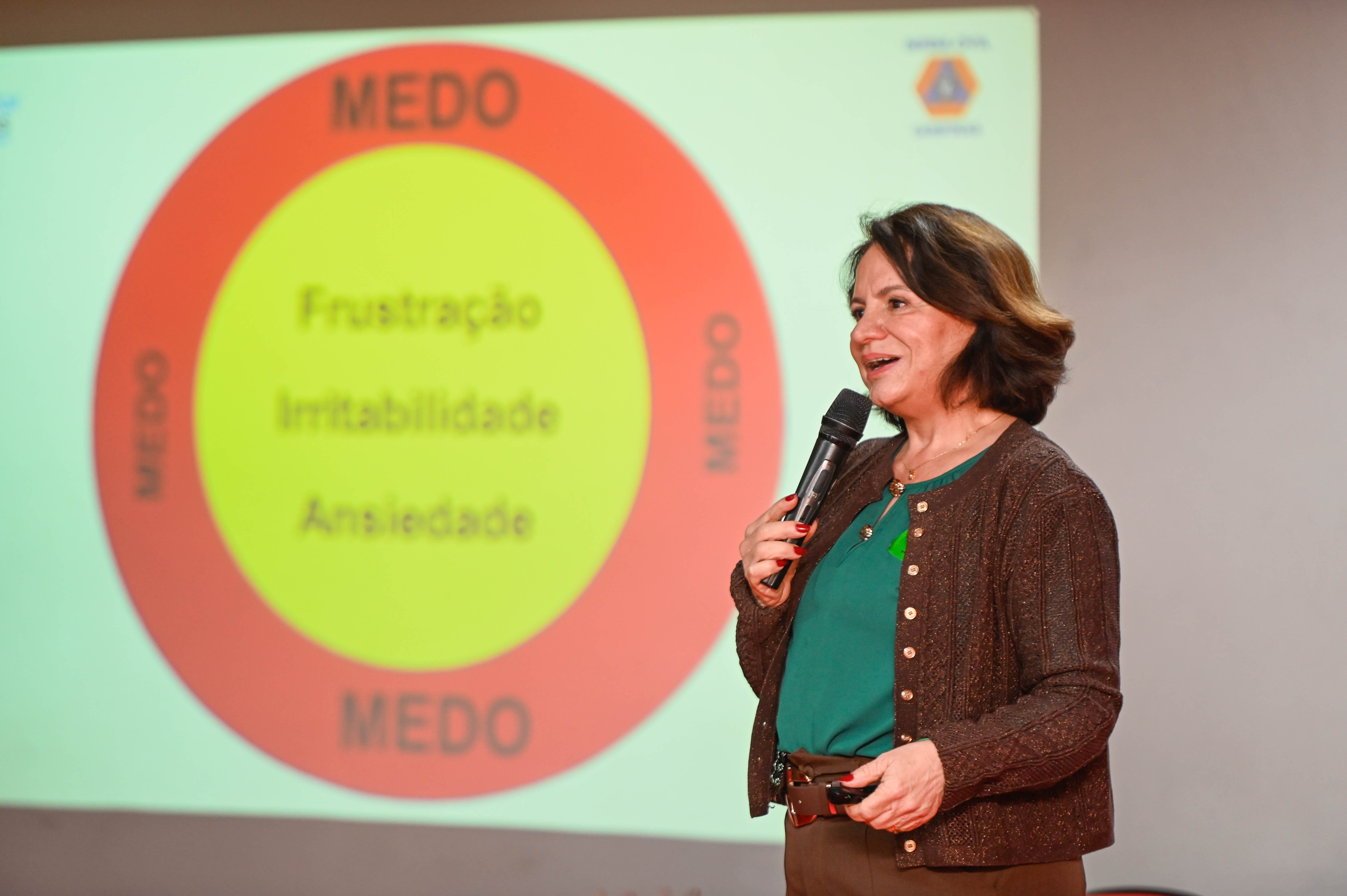 A atividade foi conduzida pela psicóloga Elaine Gomes dos Reis Alves, professora e pesquisadora com mais de 30 anos de experiência na área