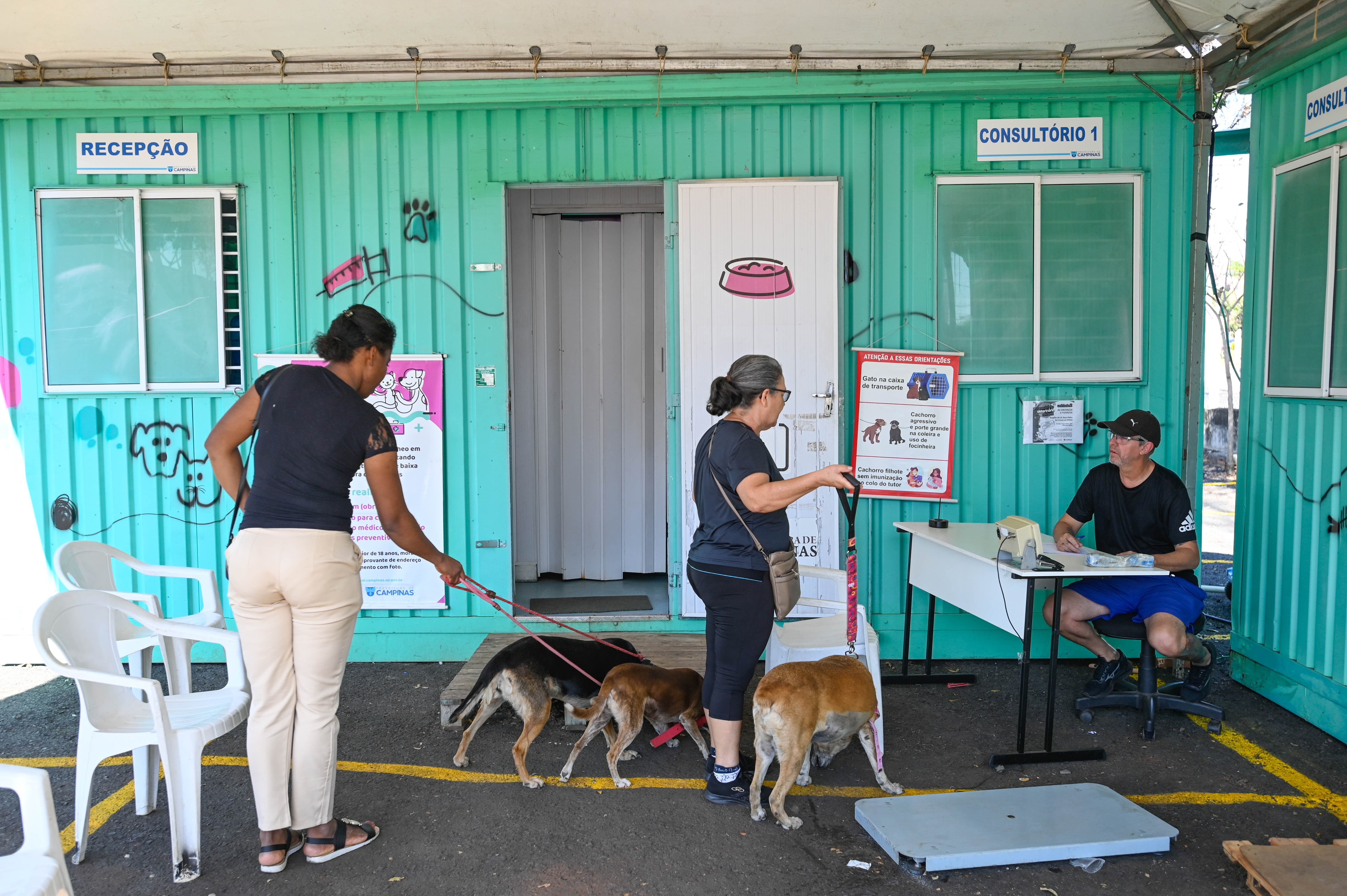 O atendimento no Consultório Móvel é realizado por ordem de chegada, de segunda a sábado, das 8h às 12h e das 13h às 17h, com distribuição de senhas