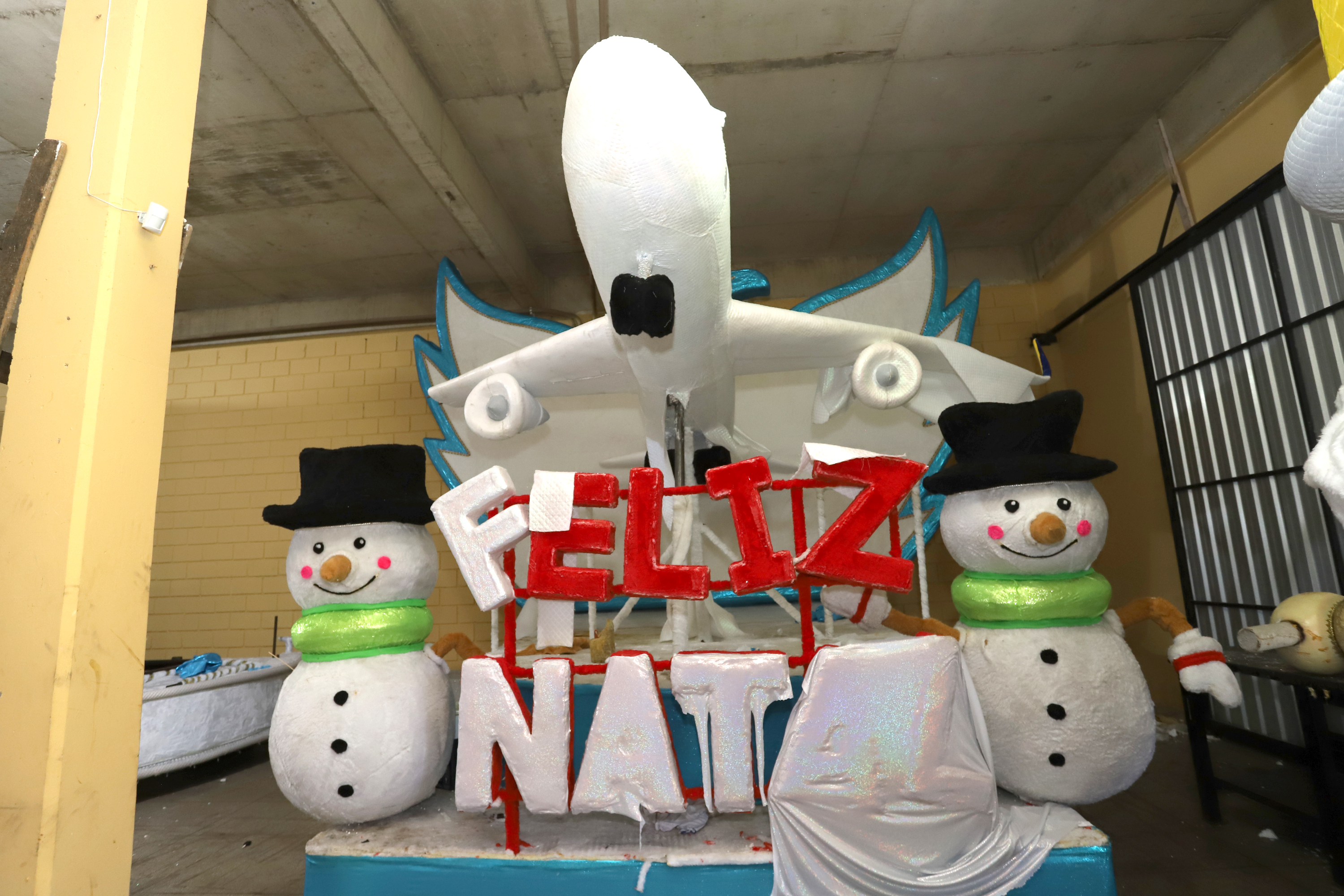 Vários elementos decorativos estão sendo preparados para compor os cenários do Natal Caminhos dos Sonhos 2024