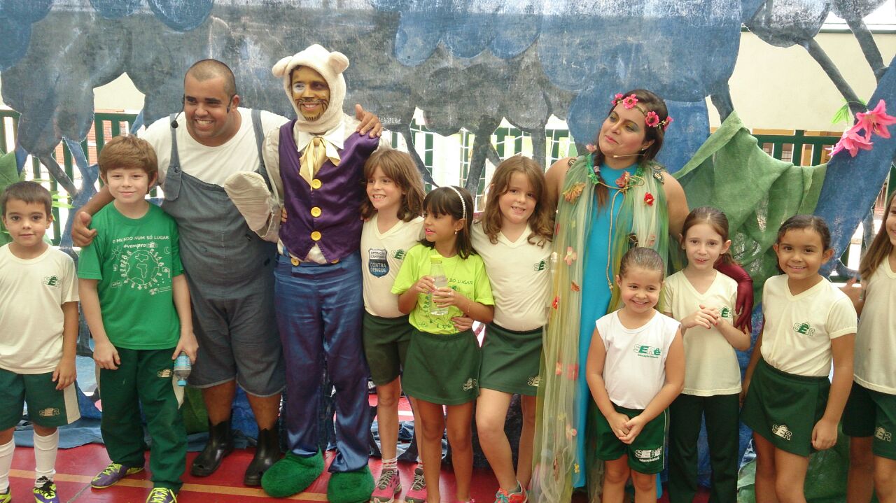 Crianças e atores posam para foto