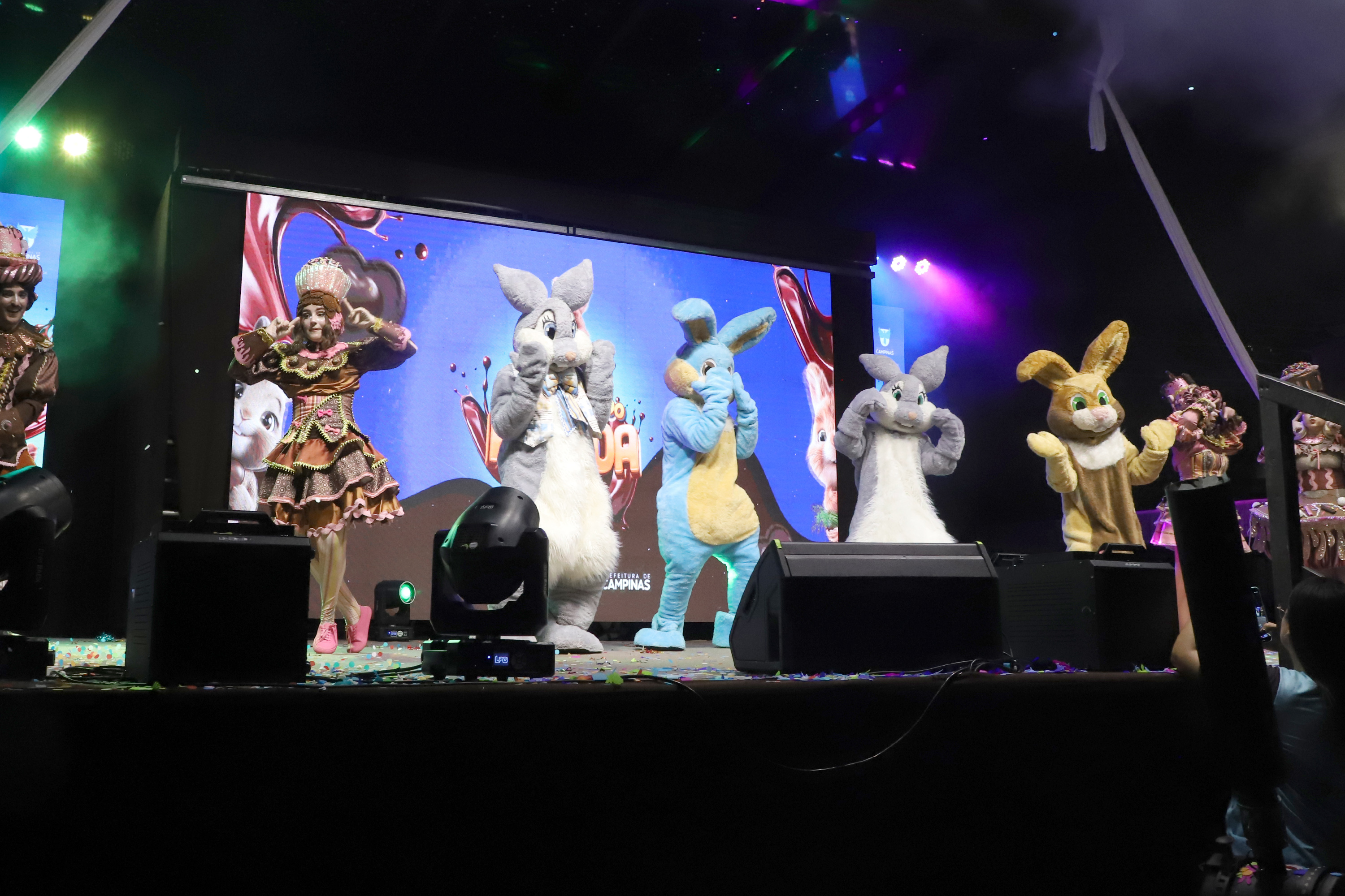 O publico acompanhará os atarefados trabalhadores de Coelholândia preparando os ovos para a Páscoa