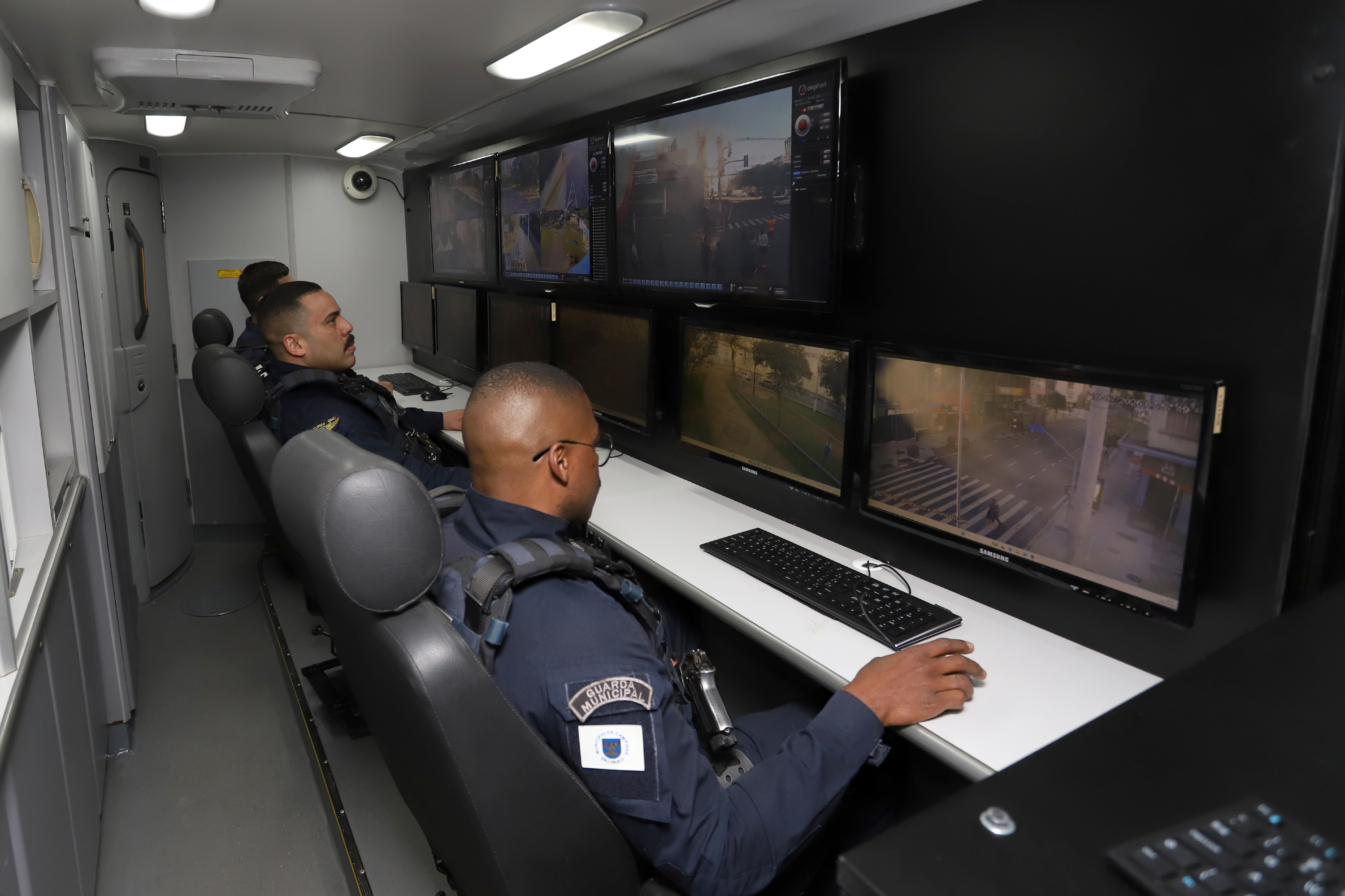 A estrutura conta com quatro estações de trabalho, dez telas e sete câmeras, incluindo uma que se eleva até nove metros, proporcionando uma visão panorâmica do entorno