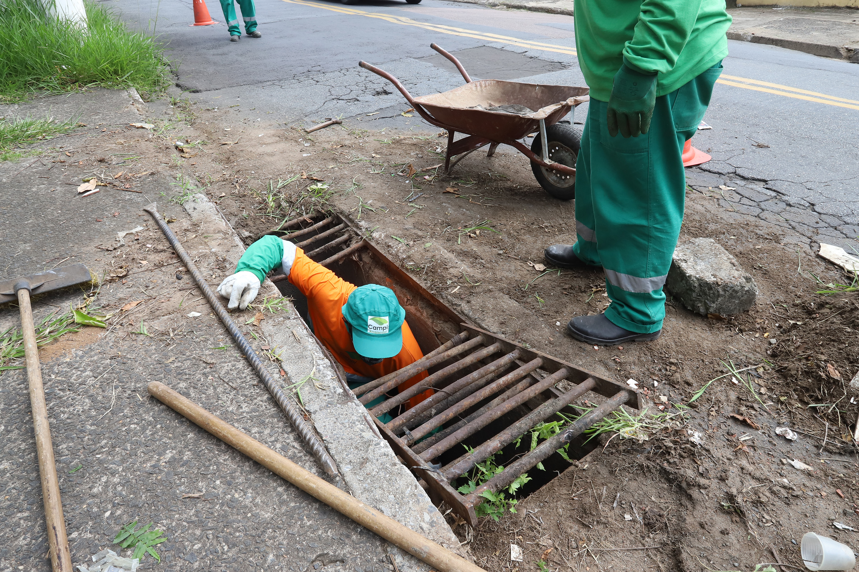 Nos mutirões contra a dengue também são feitas a limpeza e desobstrução de bocas de lobo