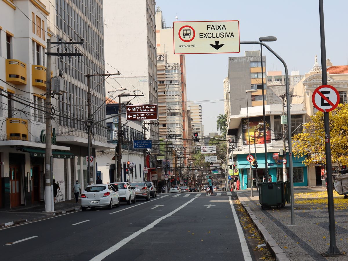 Espaço exclusivo para o sistema coletivo de transporte municipal fica à direita