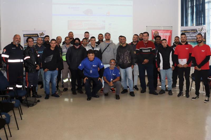 Grupo recebeu do Ifood um capacete branco identificando o entregador formado