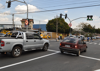Cruzamento com semáforos