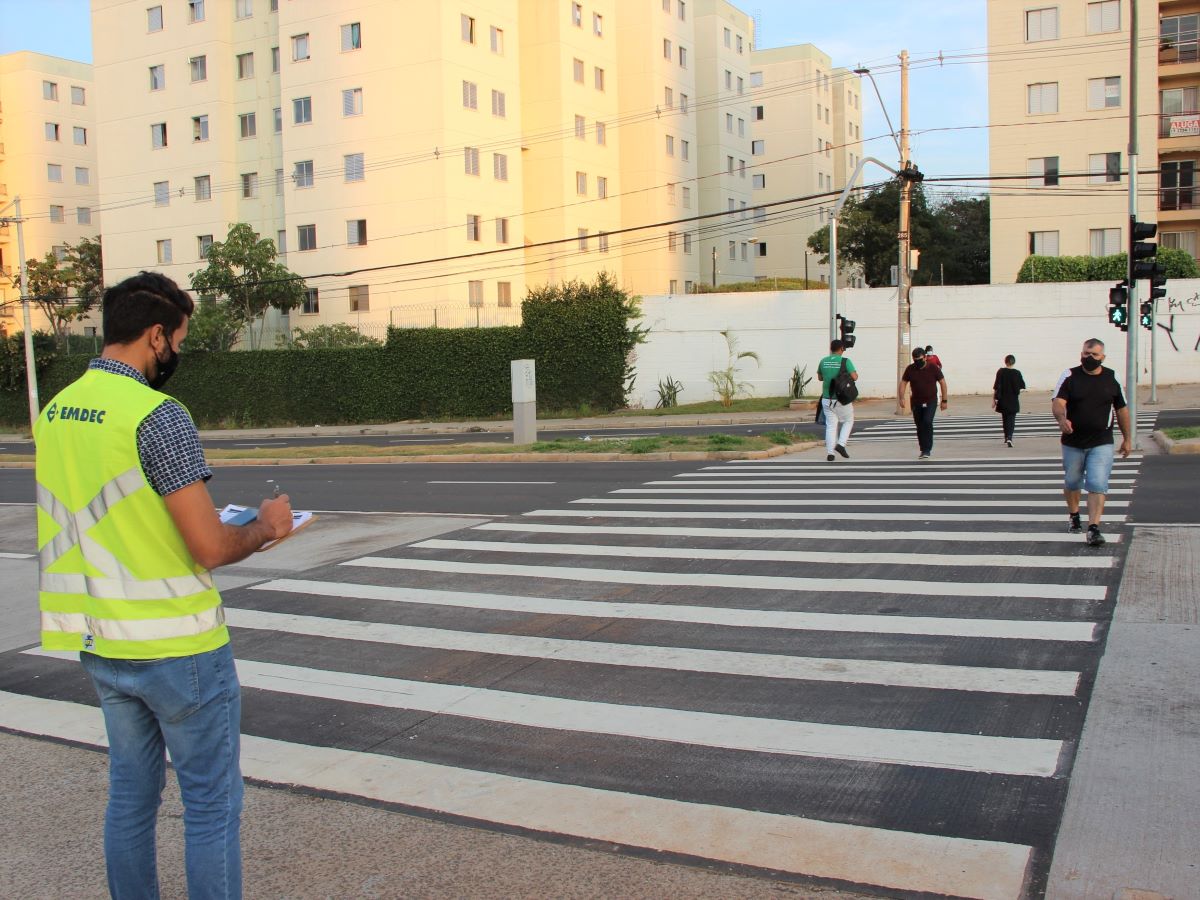 Técnico da Emdec na operação de análise dos tempos semafóricos em 42 travessias