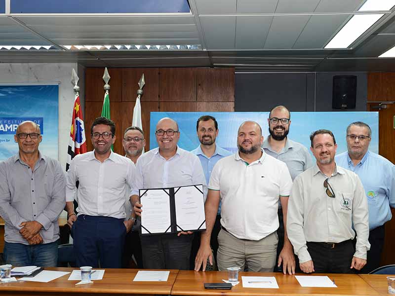 Prefeito, secretários e taxistas comemoram a parceria