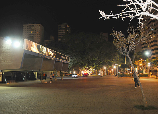 Praça do Convivência durante a noite