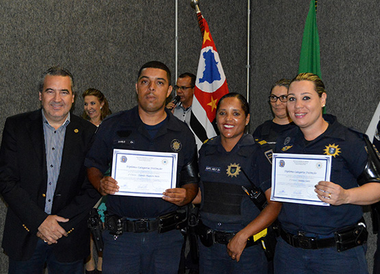 Secretário e GMs homenageados