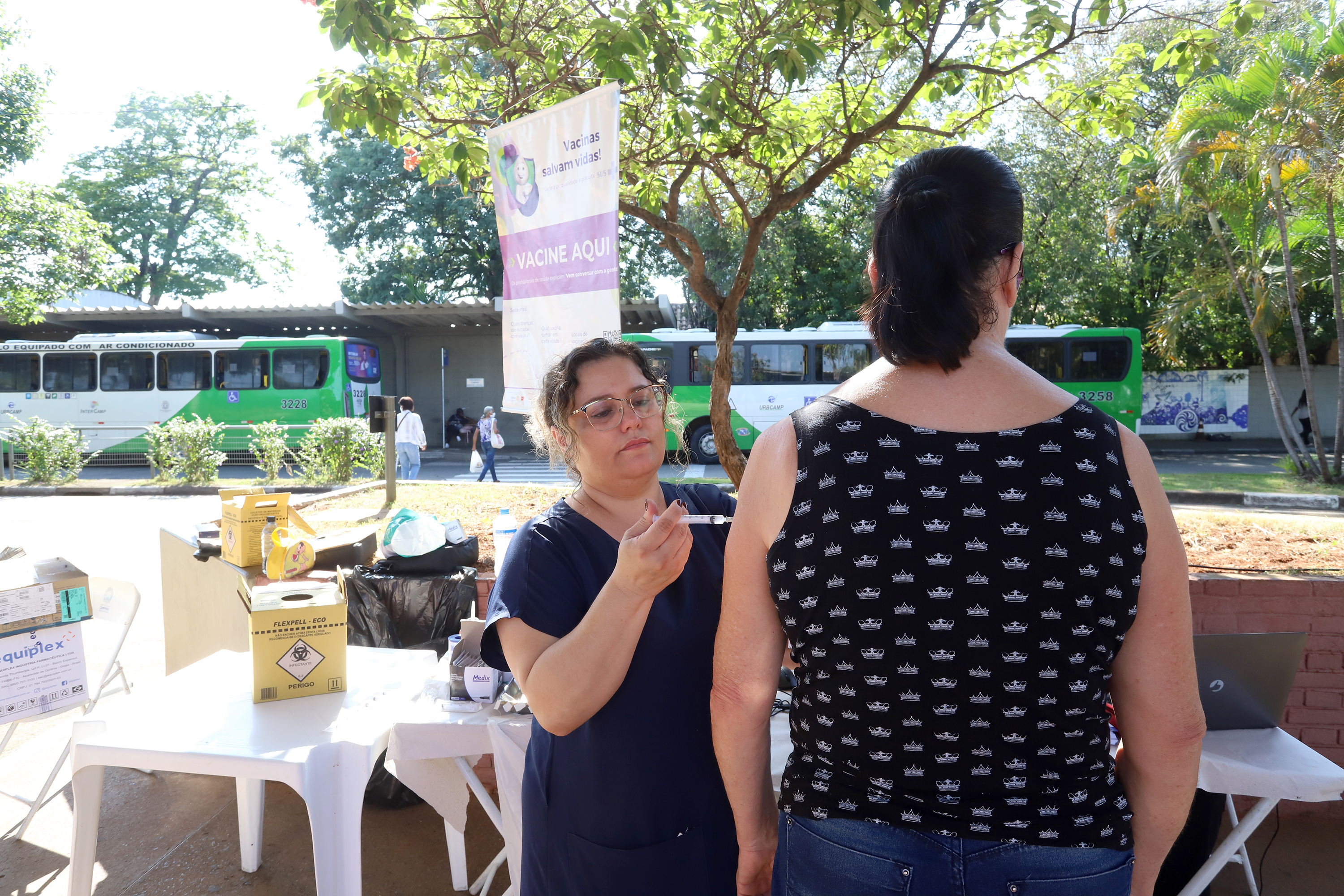 Passageira do transporte coletivo recebe vacina no Terminal de Barão Geraldo