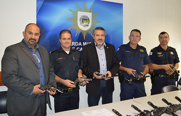 Secretário de Segurança, Baggio (ao centro), com equipe da cidade de Suzano