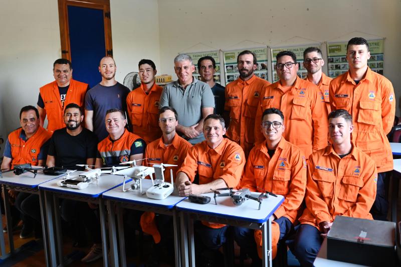 Mas também recebem instrução teórica para entender legislação e como realizar as operações