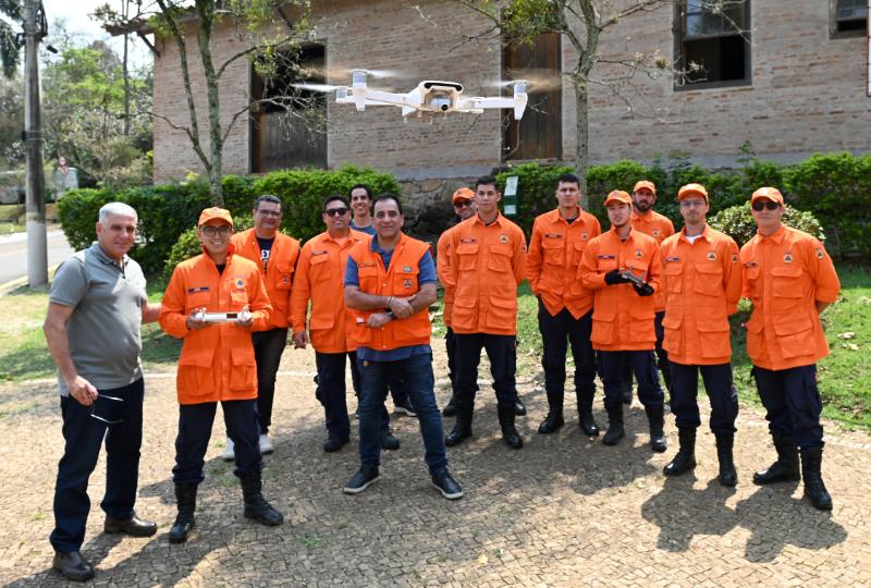 Alunos aprendem a operar o equipamento em aulas práticas