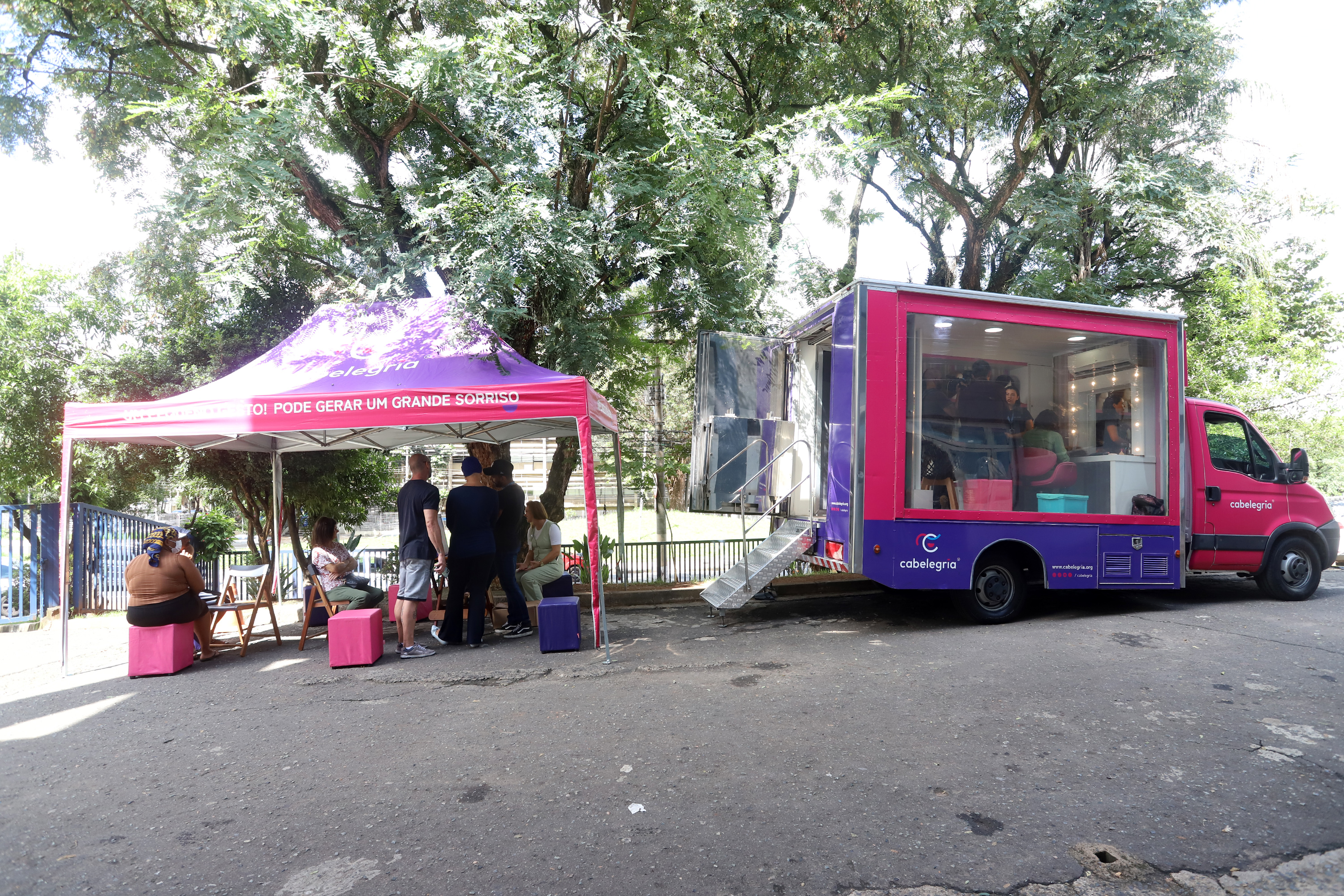O Banco de Perucas Móvel recebe doações de cabelos e gera sorrisos 
