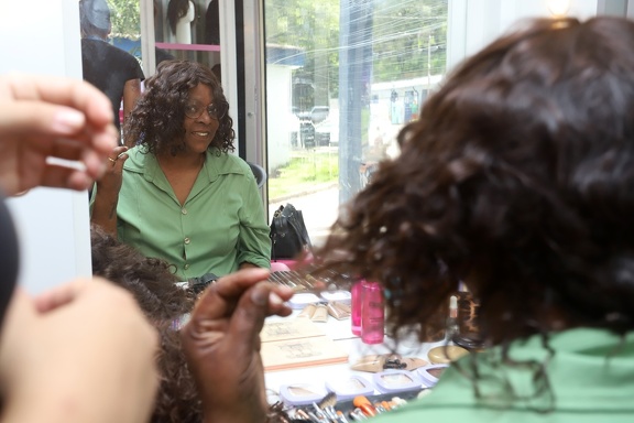 Márcia Regina da Silva ganhou uma peruca do jeito que queria: cabelos enrolados e curtos 