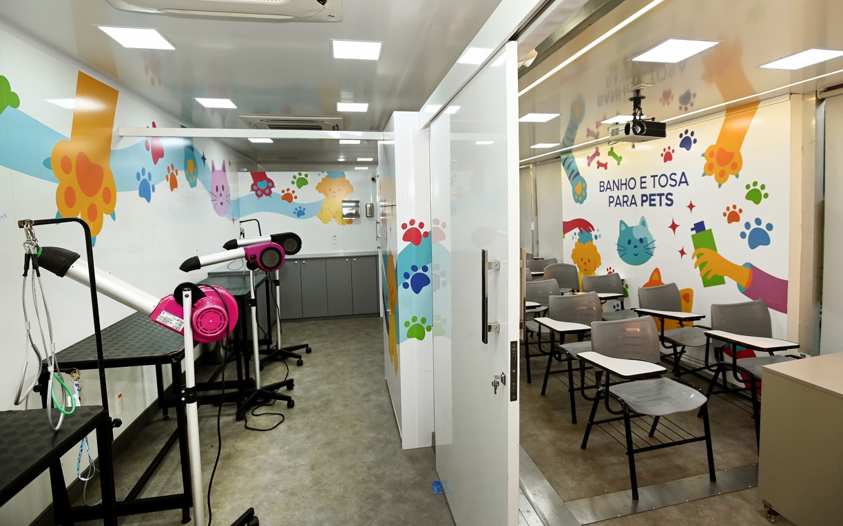 Carretas são adapatadas para receber os alunos em atividades teóricas e práticas