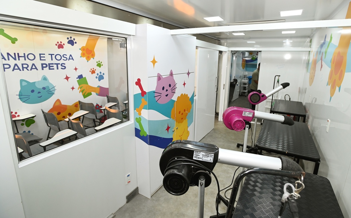 Um dos cursos é o de banho e tosa