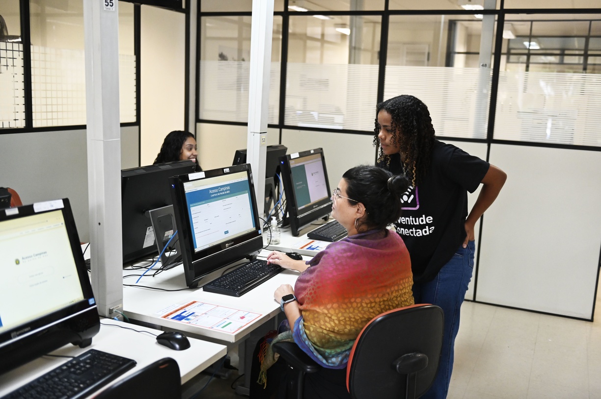 Jovens bolsisas atuam em telecentros comunitários